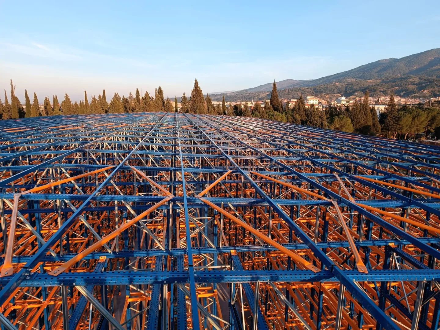 Kaplama öncesi raf taşıyıcı sistemin üstten görünümü